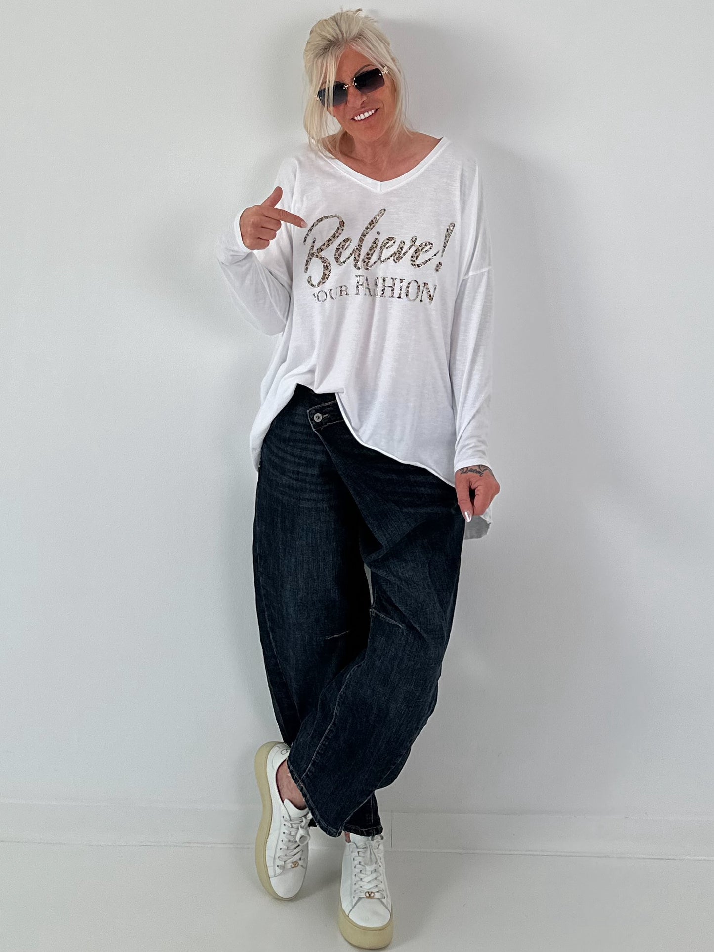 Oversized Shirt mit Leo-Print und Strass-Details - weiss
