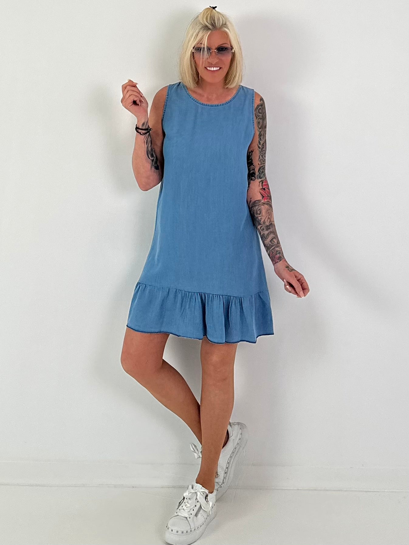 Light denim dress with flounce - blue