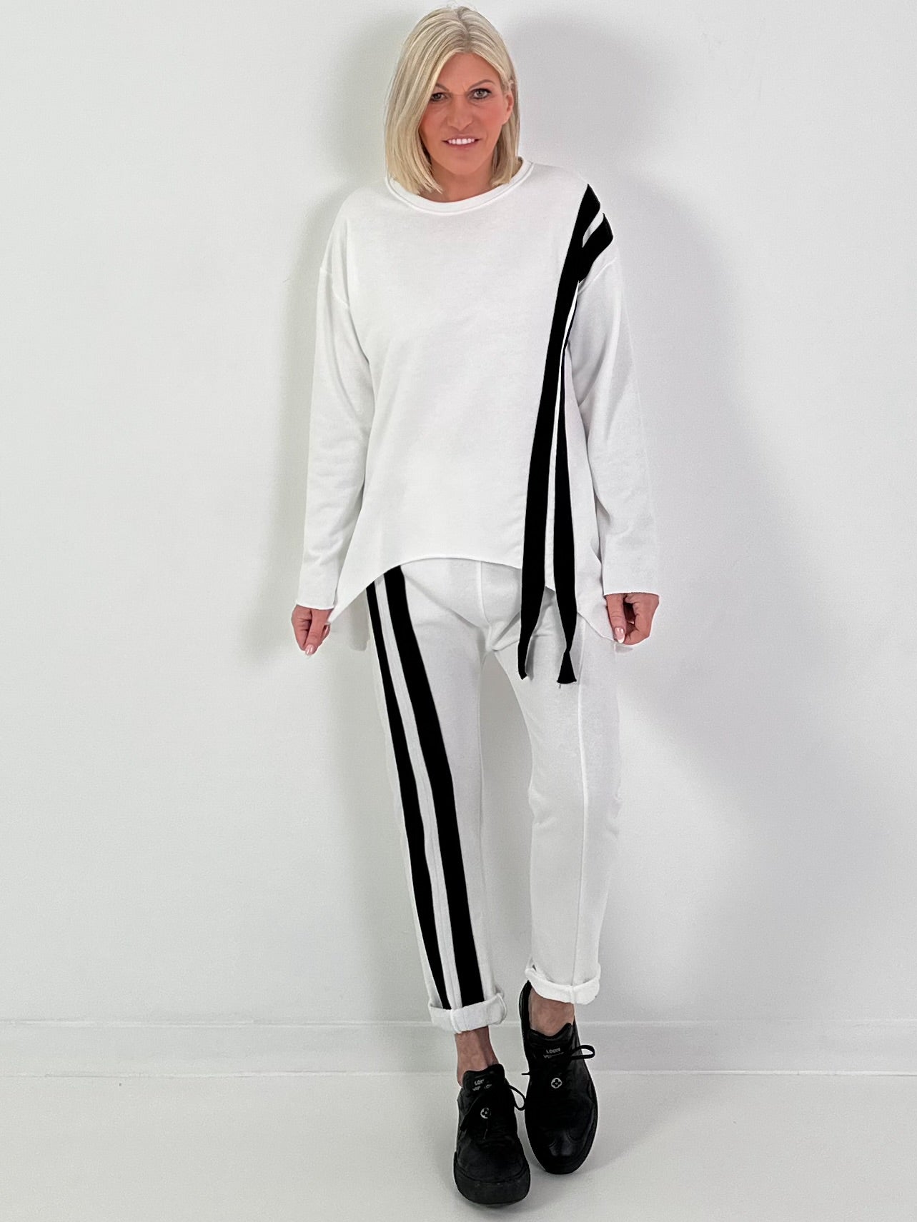 Sweater mit seitlich verlaufenden Streifendetails - weiss