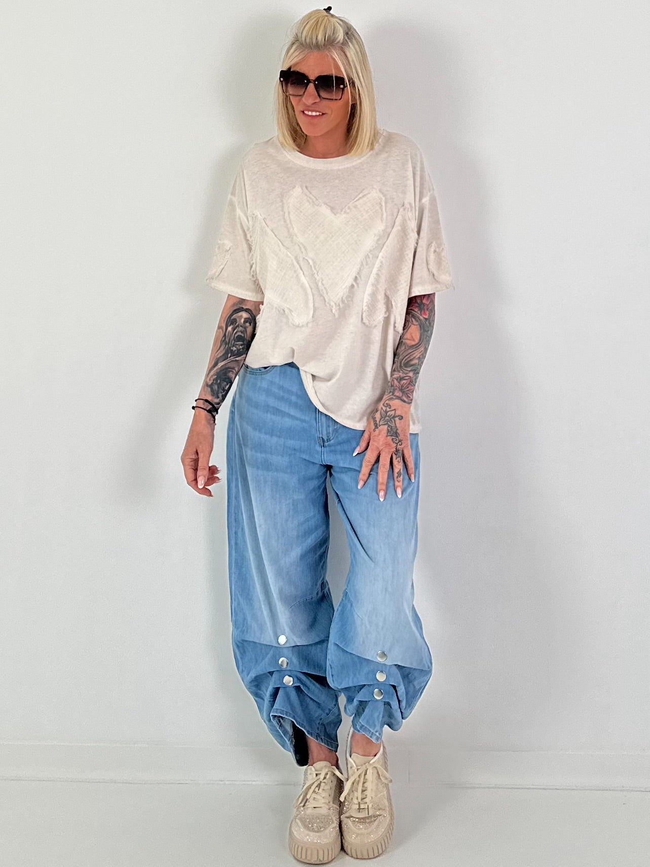 T-Shirt mit Herz-Applikationen - beige