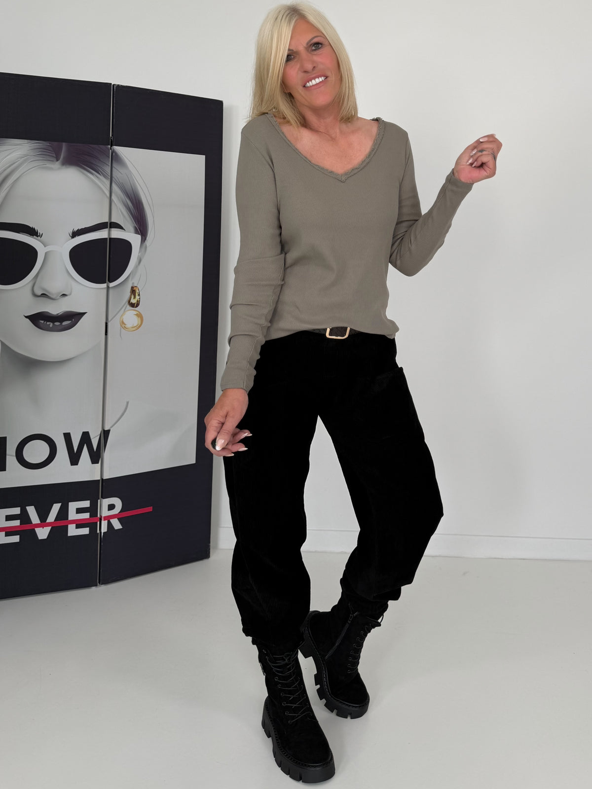 Rippshirt mit fransigem V-Ausschnitt - taupe