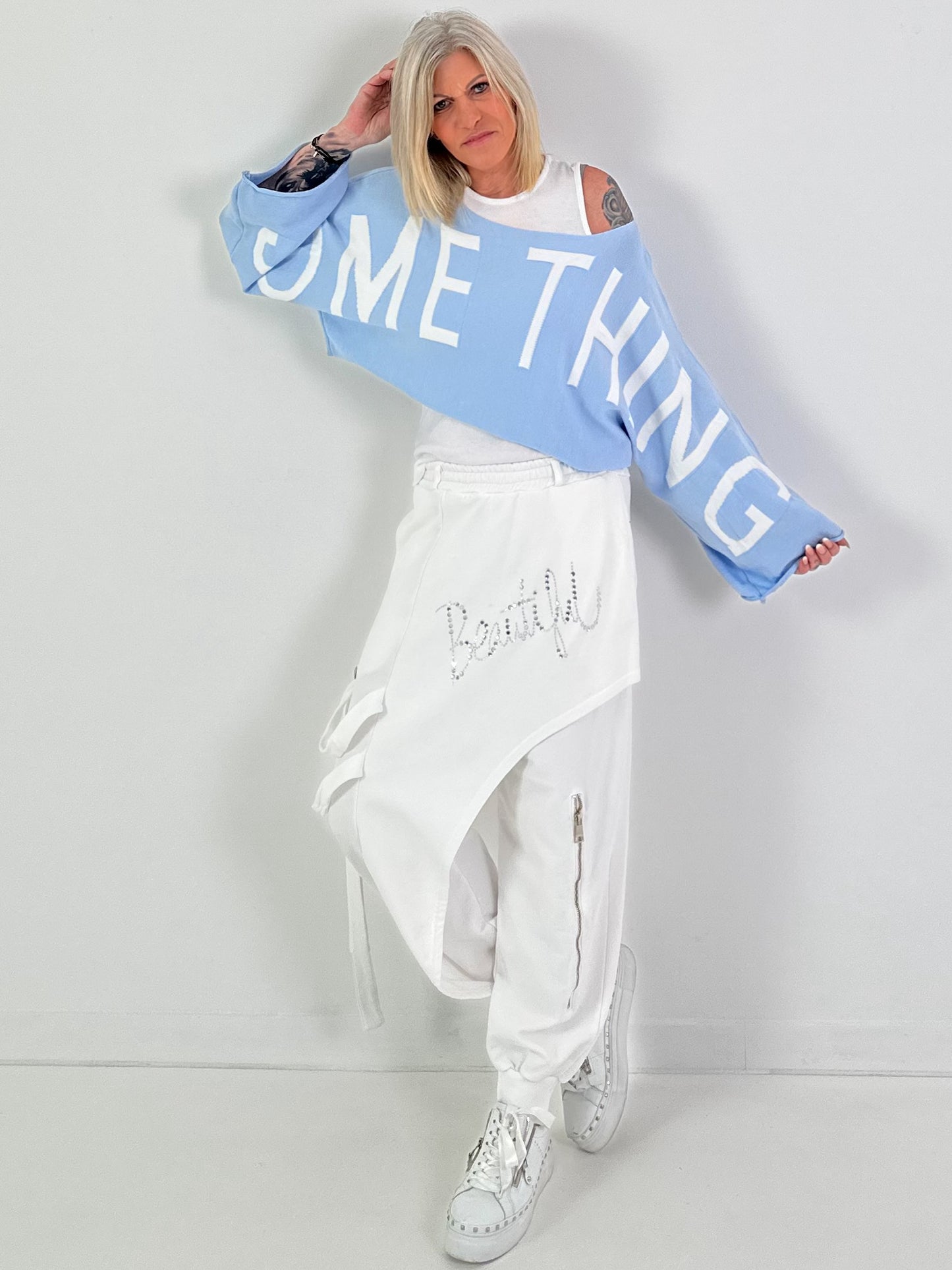Cropped sweater model "Something" - lichtblauw-wit
