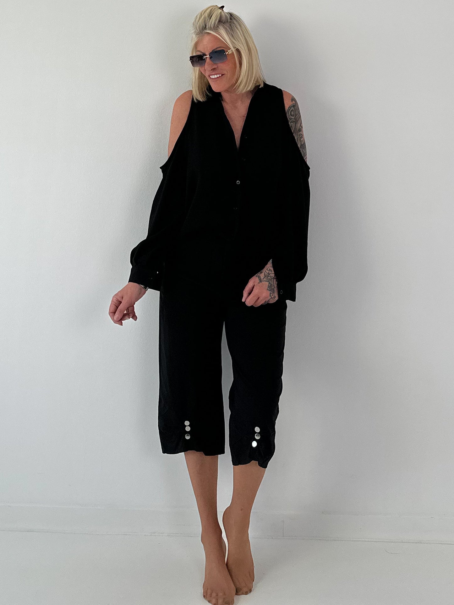 Bluse mit mit cold shoulder Detail - schwarz