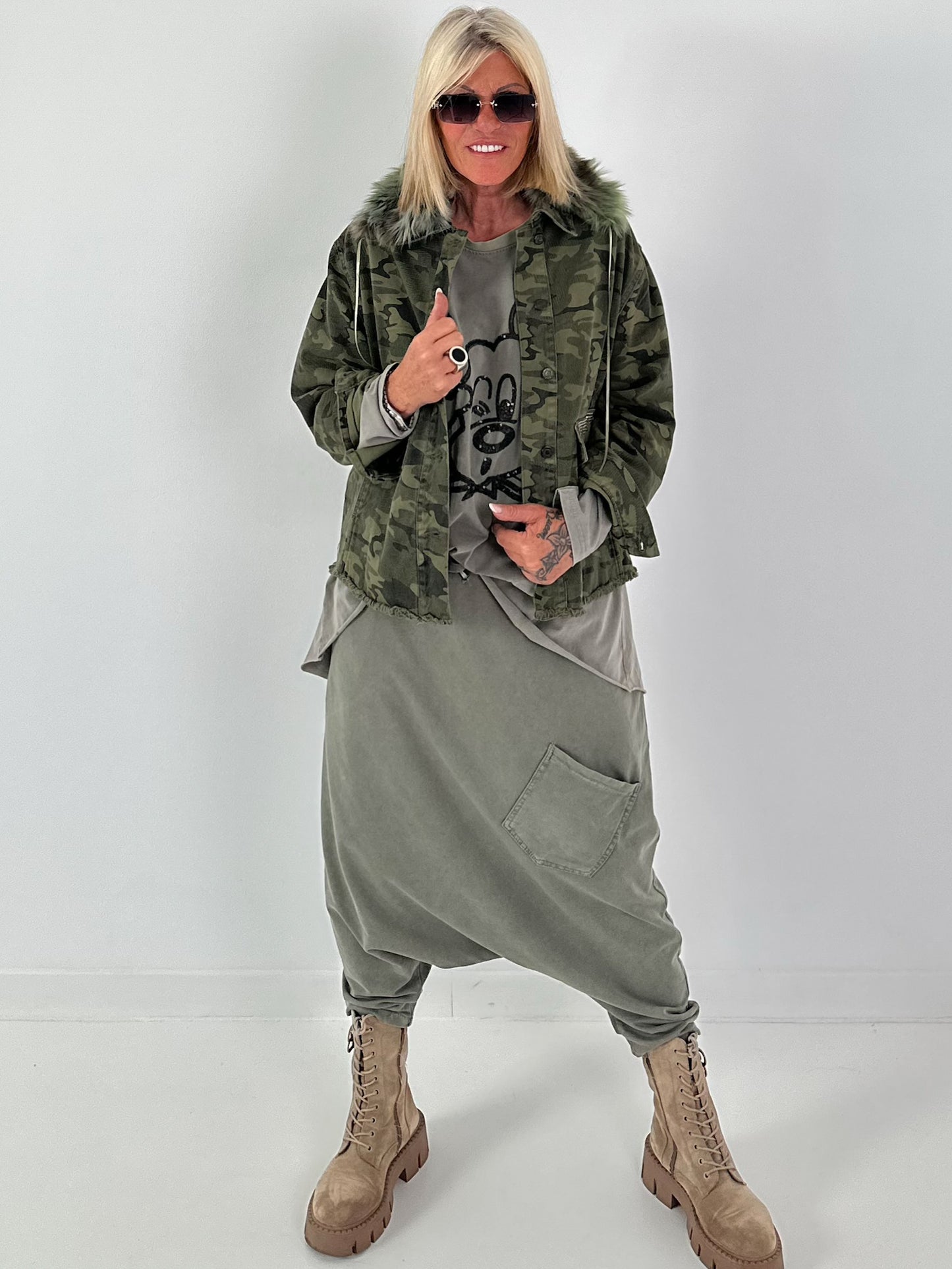 Stylische Jacke mit Fellkragen und großem Rückenpatch - camouflage