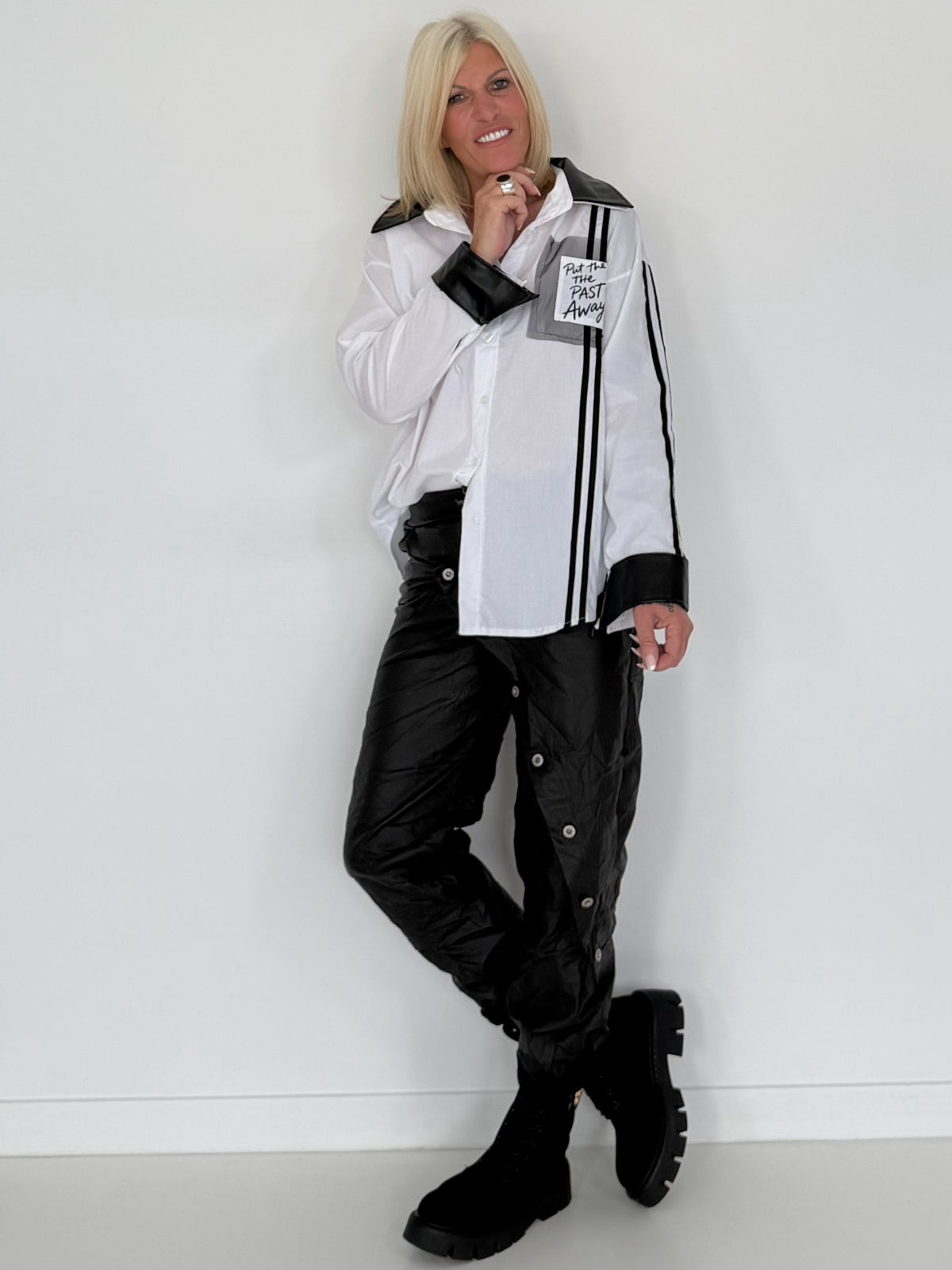 Hemdbluse mit Lederoptik-Elementen und Statement-Patch - weiss