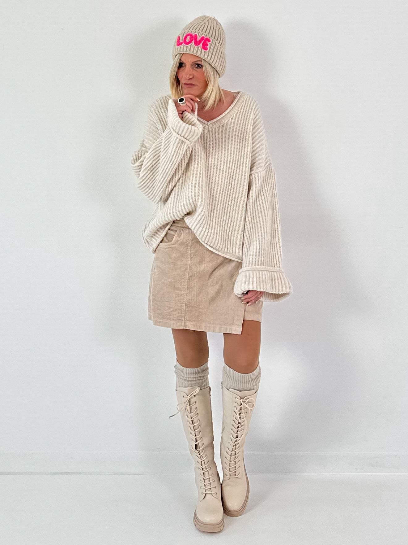 V-hals trui met wijde mouwen, model "Soft Horizon" - beige