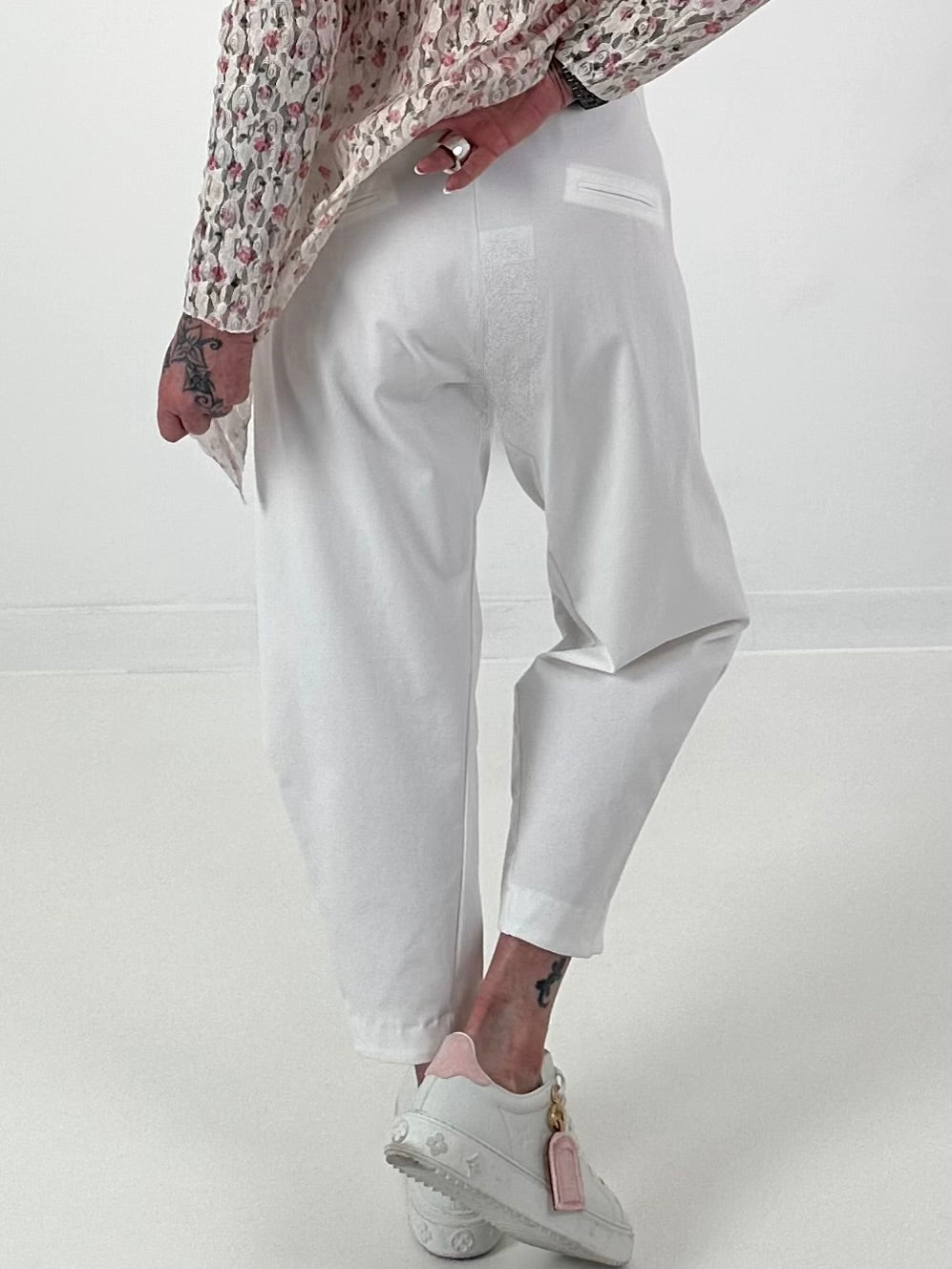 Ballonhose mit asymmetrischer Naht - weiss