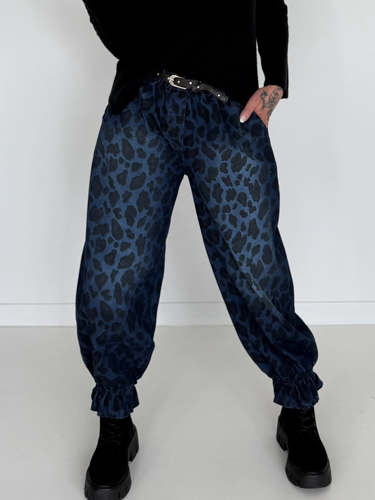 Jeans-Pumphose im Allover-Leoprint mit Gürtel - dark-denim