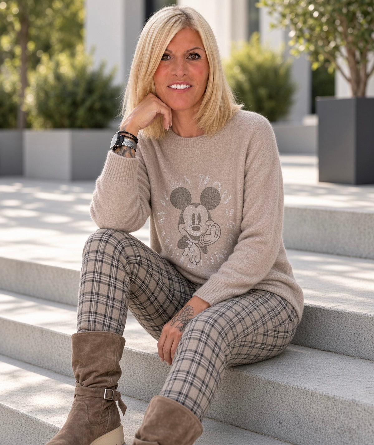 Pullover mit Strass-Comic-Motiv - taupe