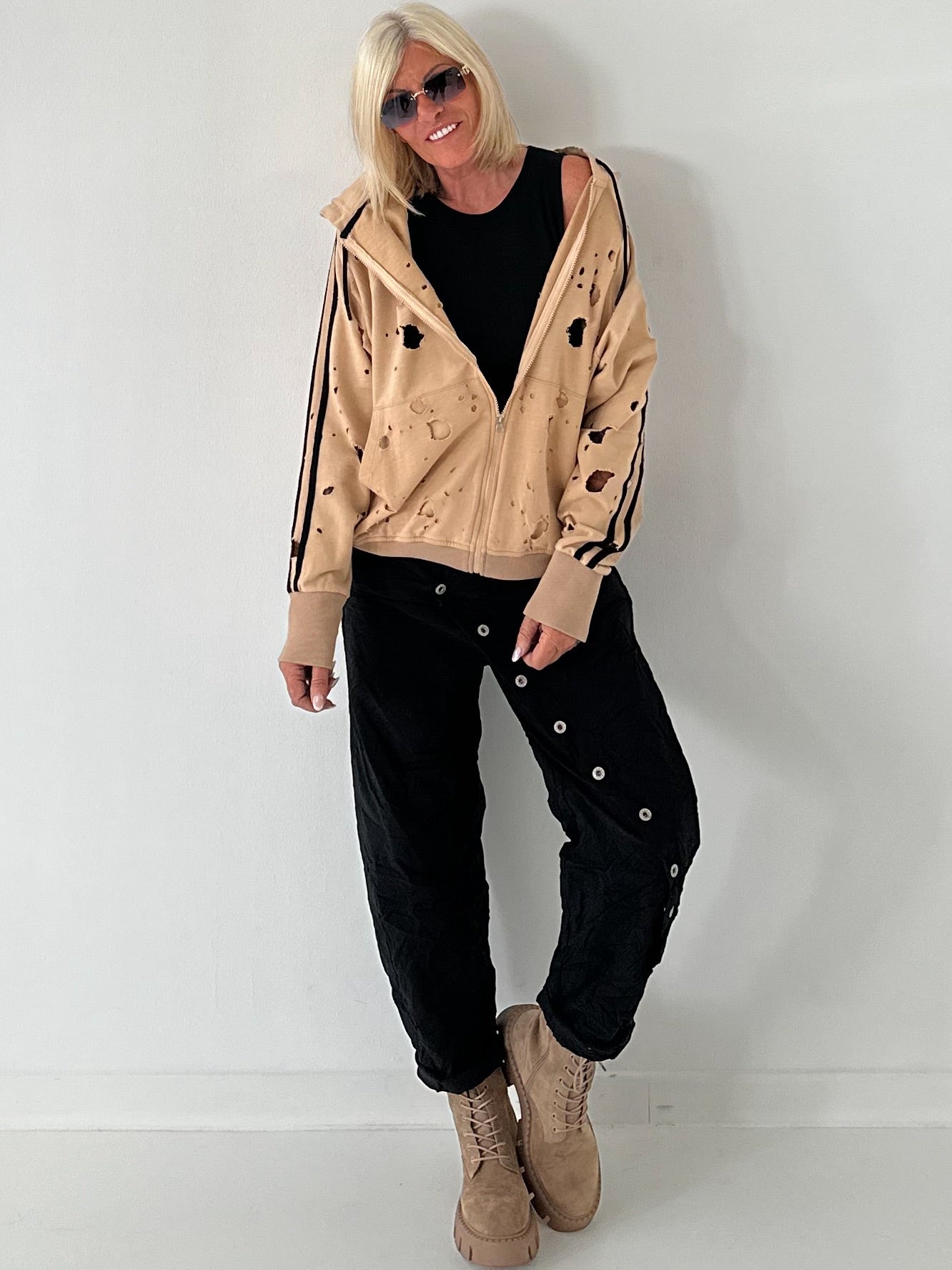 Stylische Sweatshirt Jacke mit großem Rückenpatch Comic - camel