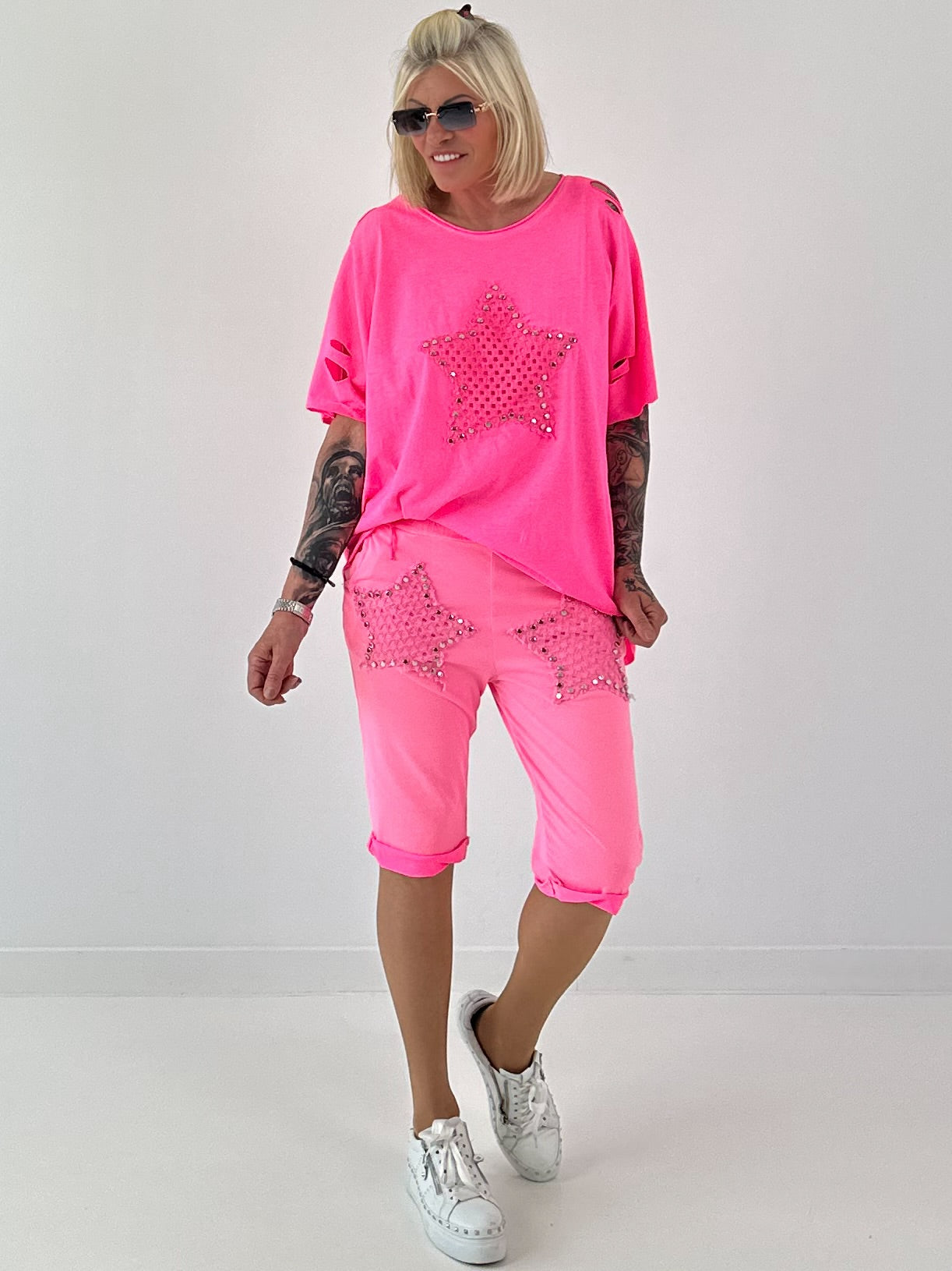 T-Shirt mit Häkelstern-Nieten-Cut-Outs - neonpink