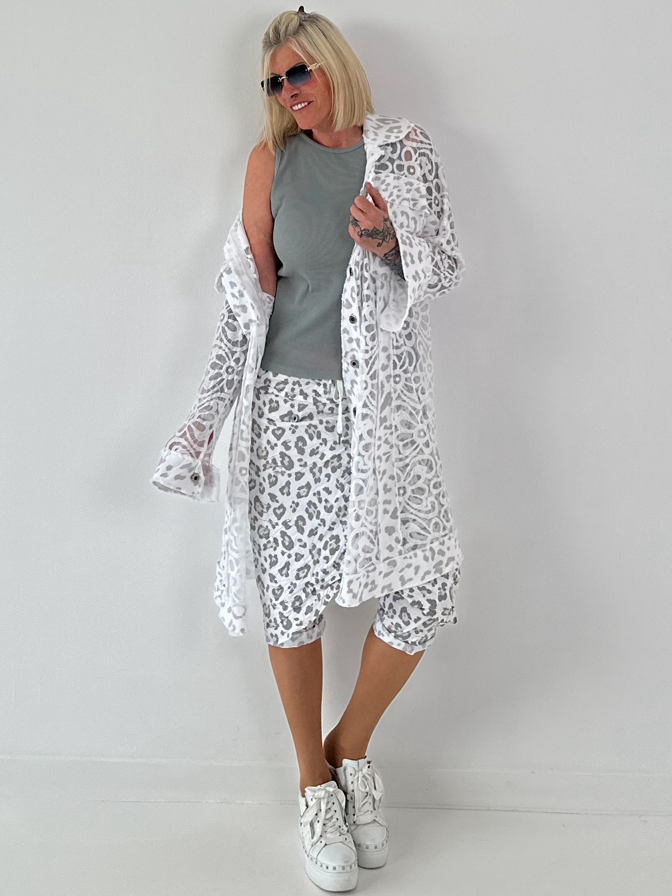 Jeansmantel mit Leo und floralem Netzeinsatz - weiss