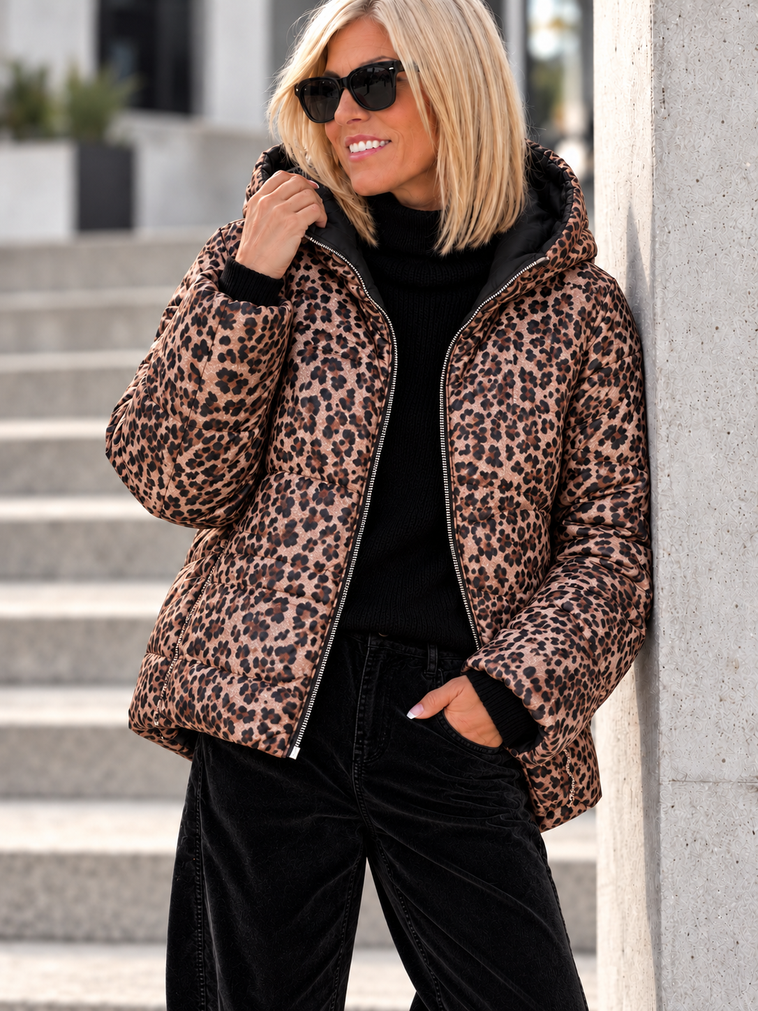 Jacke mit Kapuze im Leo-Look - leo-mehrfarbig