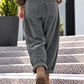 Lässige Hose mit großen Taschen und Gürtel - anthrazit