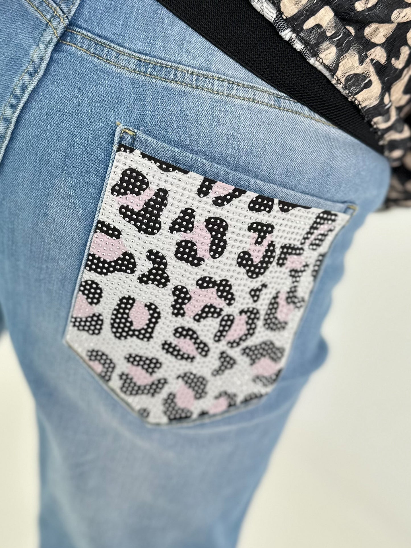 Boyfriend Jeans mit Leo Taschen - denim