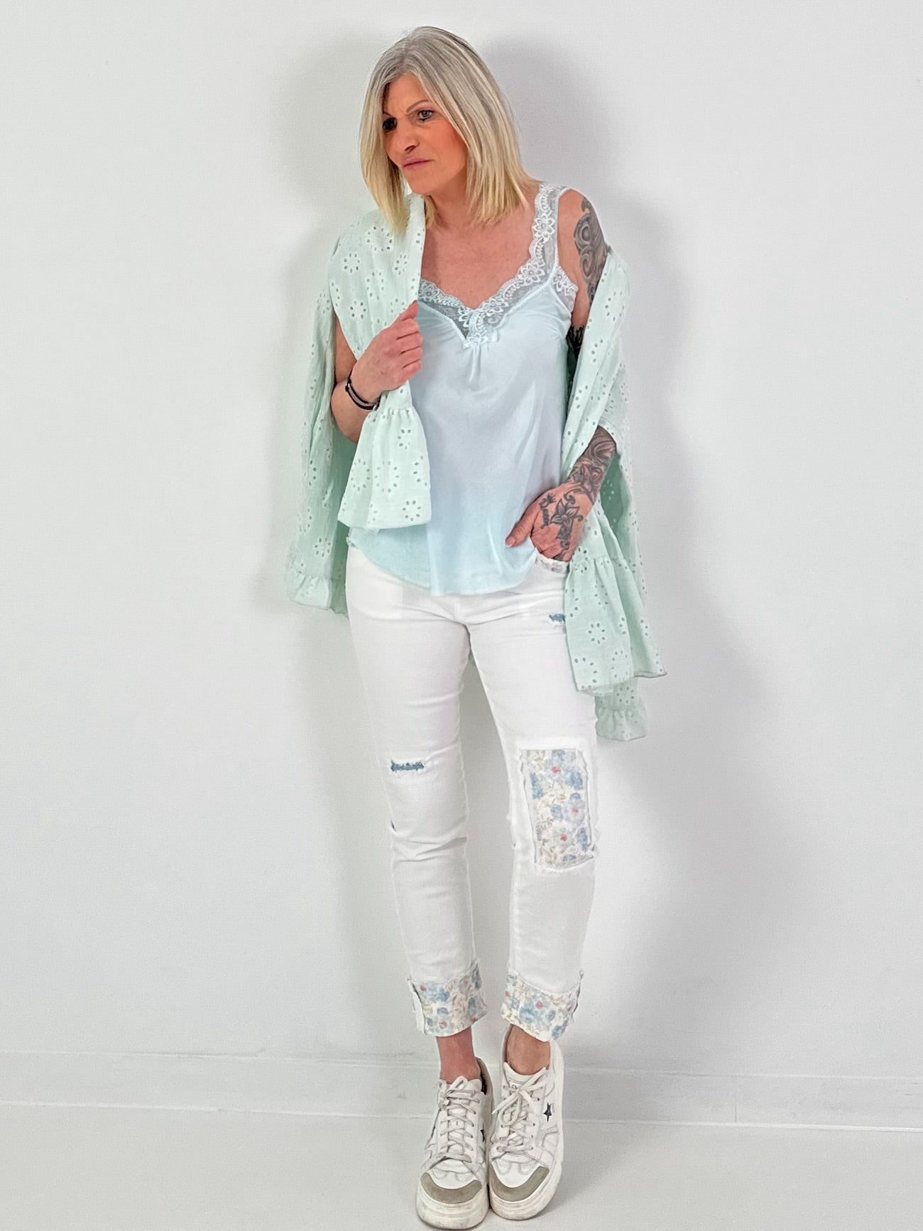 Jeans mit Spitzeneinsätzen floral- weiss