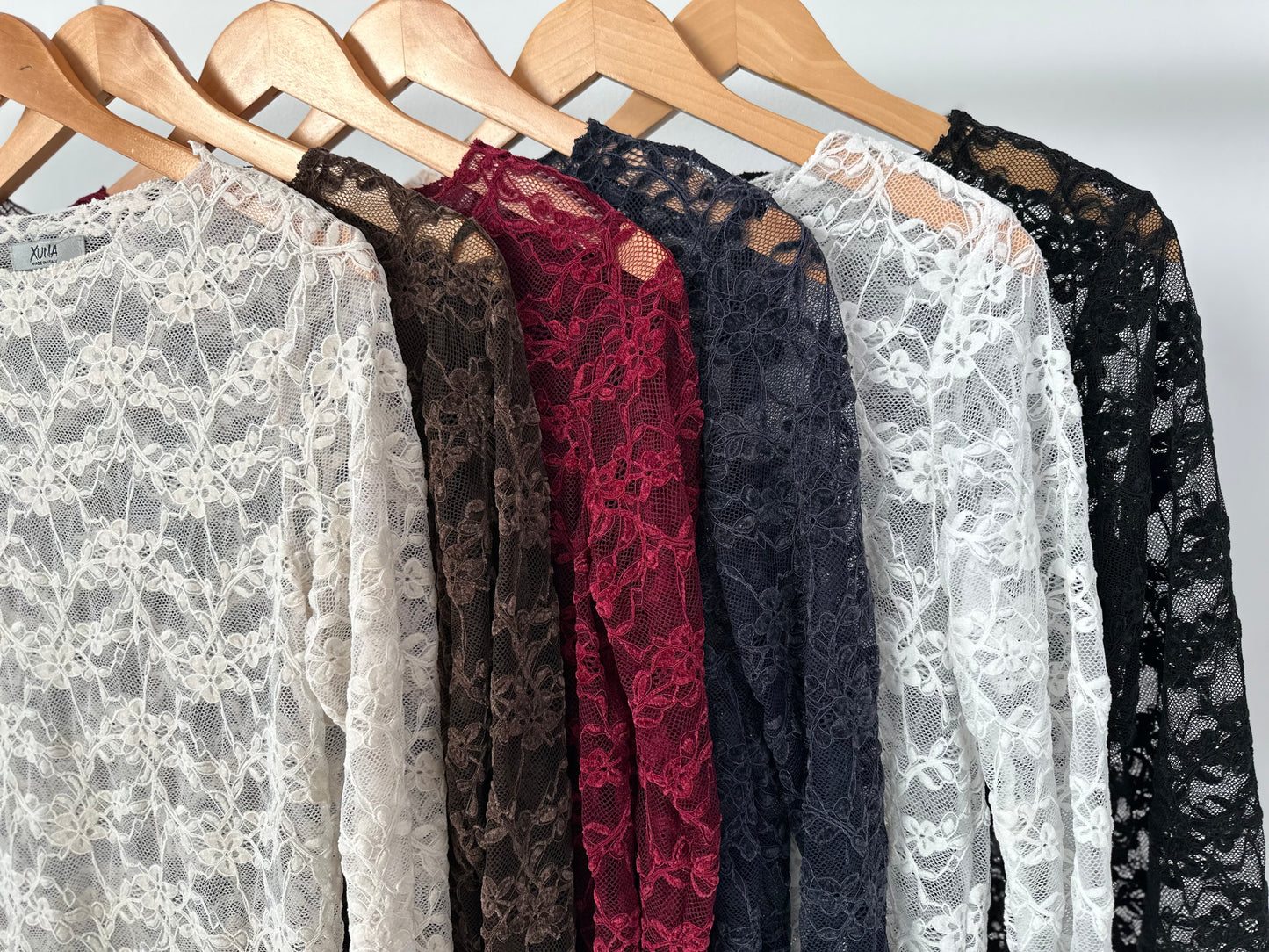 Asymmetrisches Spitzenshirt mit floralem Muster - 6 Farben