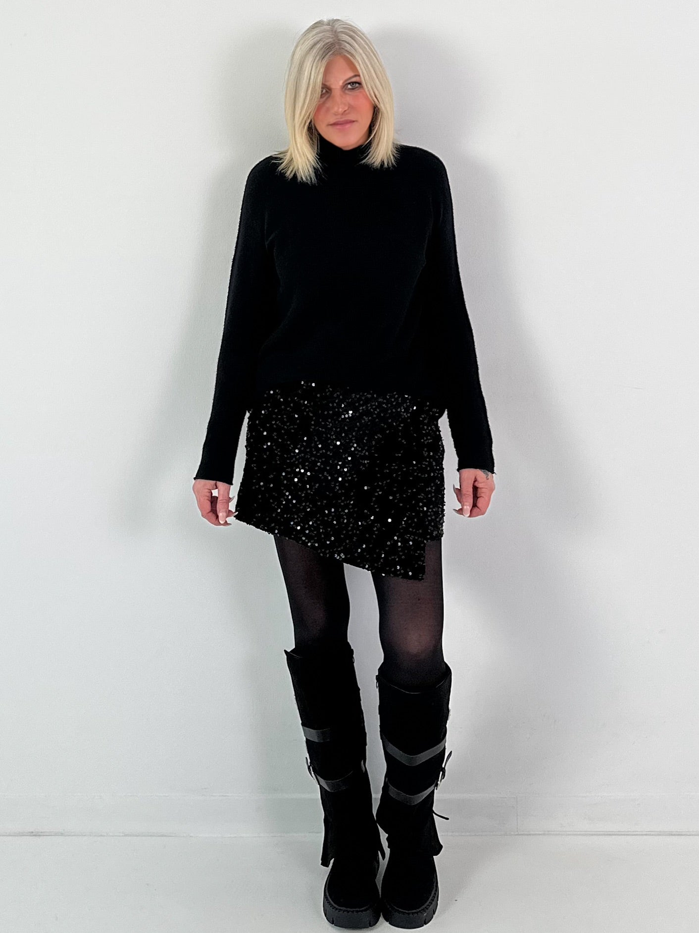 Shorts with overlay and sequins, model "Glam Motion" - black