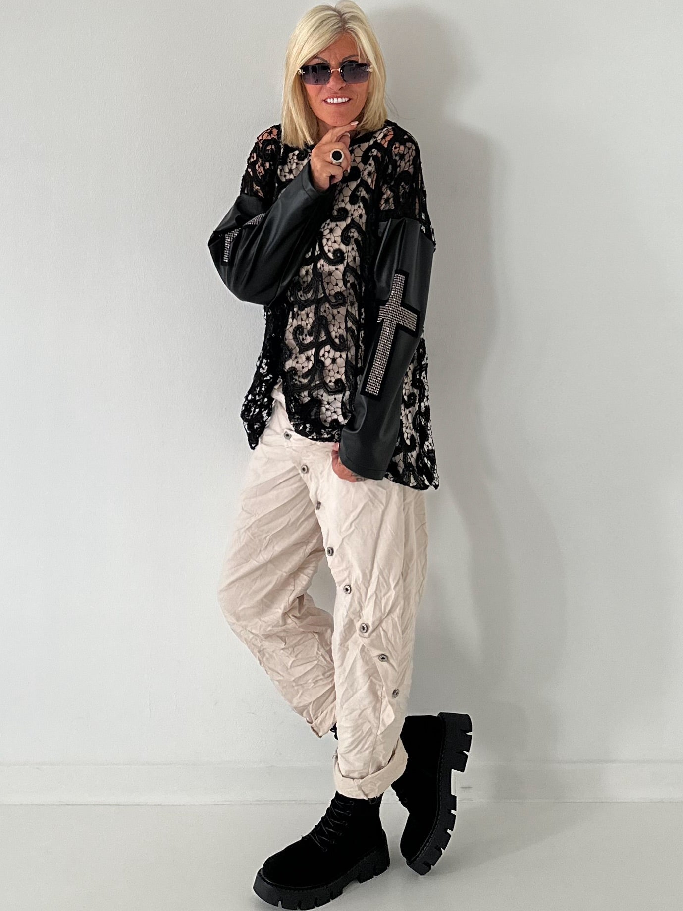 Stylisches oversized Spitzenshirt mit Details Kreuz - schwarz