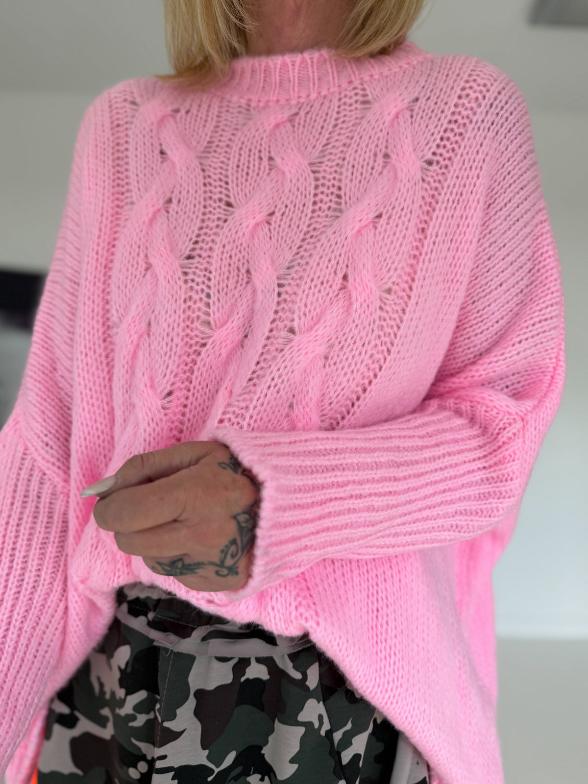 Pullover mit Stulpenärmeln und Zopfmuster - rosa