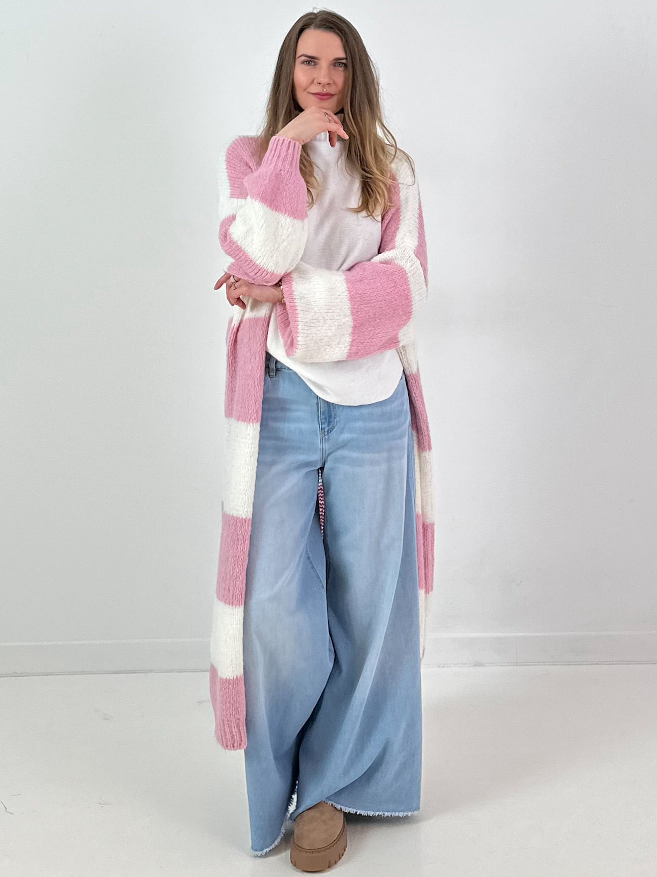 Maxi gebreide jas model "Soft Stripe" - roze-wit