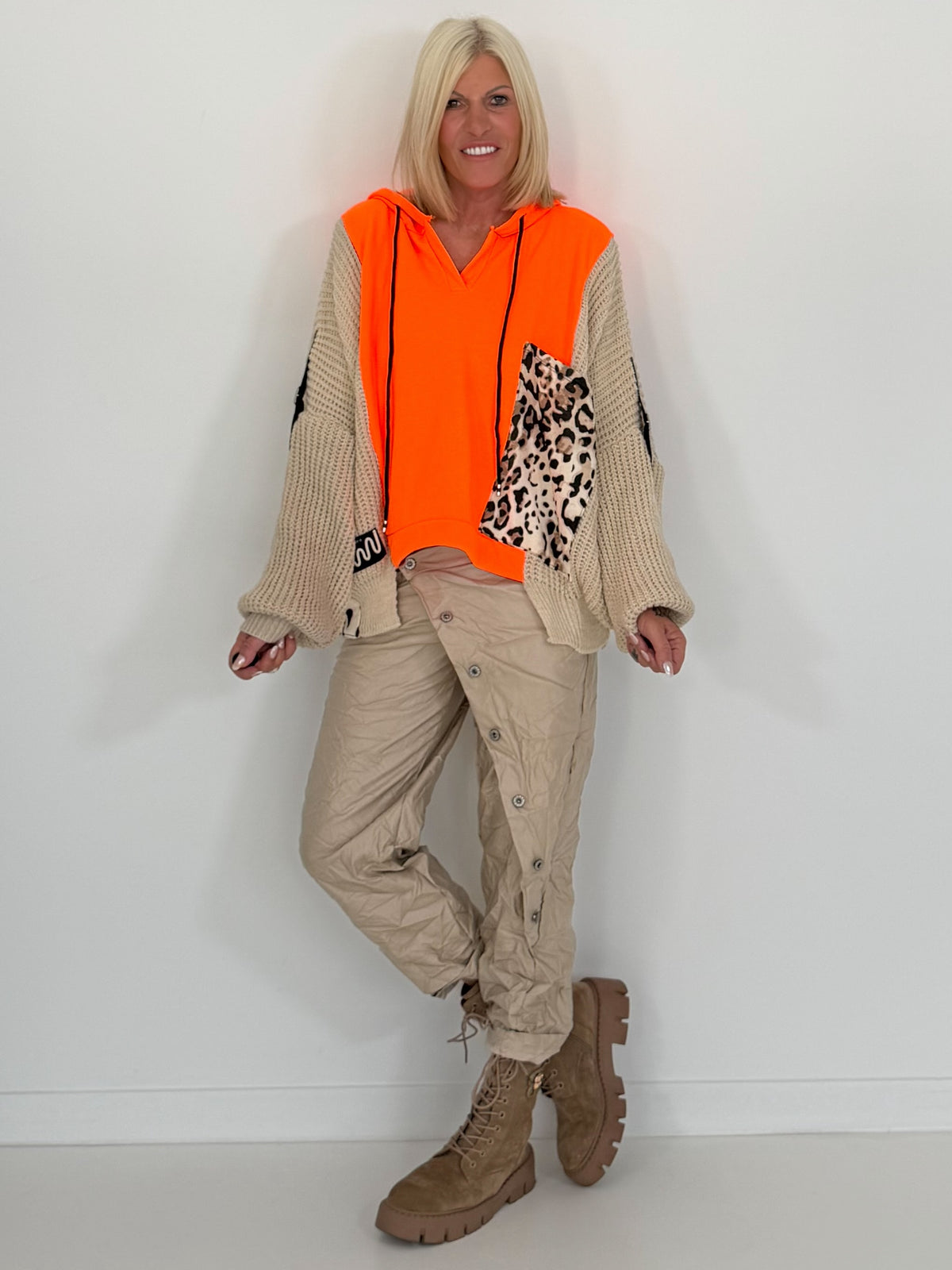 Oversized Grobstrick-Hoodie mit Sweat-Einsatz  - neonorange-beige ( lieferbar ab ca. 27.09.26)