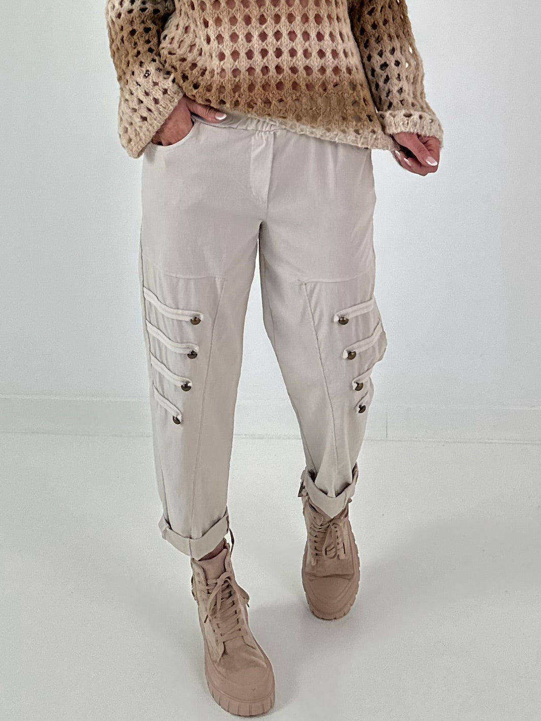 Hose mit elastischem Bund und Knopfdetails - beige