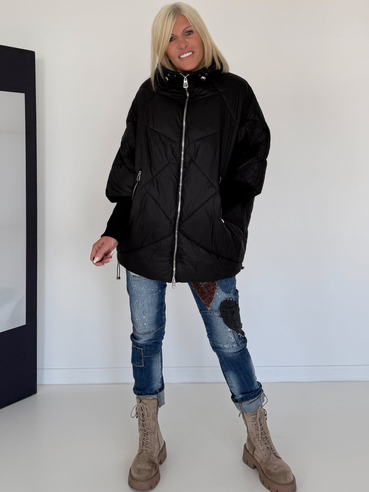 Oversized Steppjacke mit Stulpenärmeln und Kapuze - schwarz