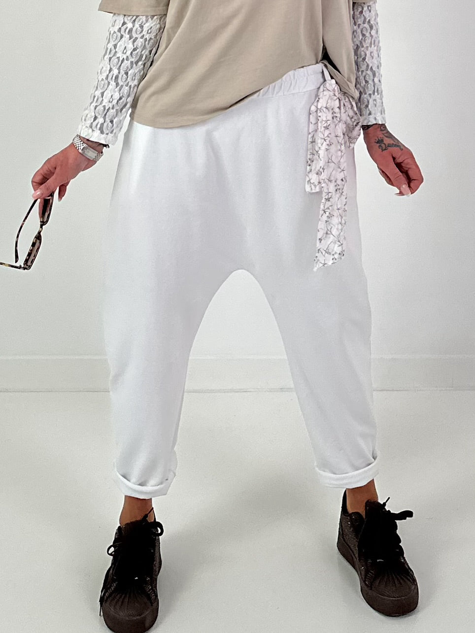 Baggy Hose mit dekorativem Tuch - weiss
