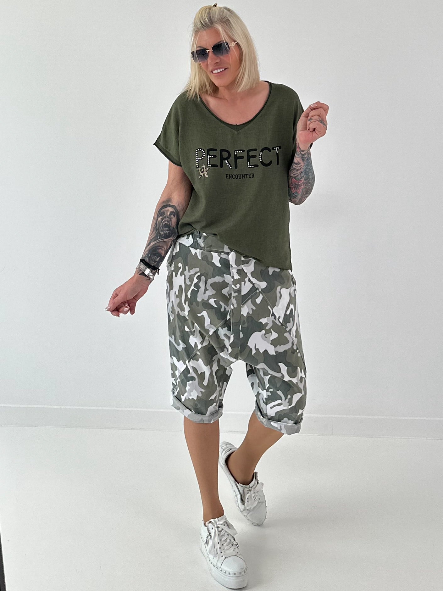 T-Shirt in edlem Materialmix - oliv