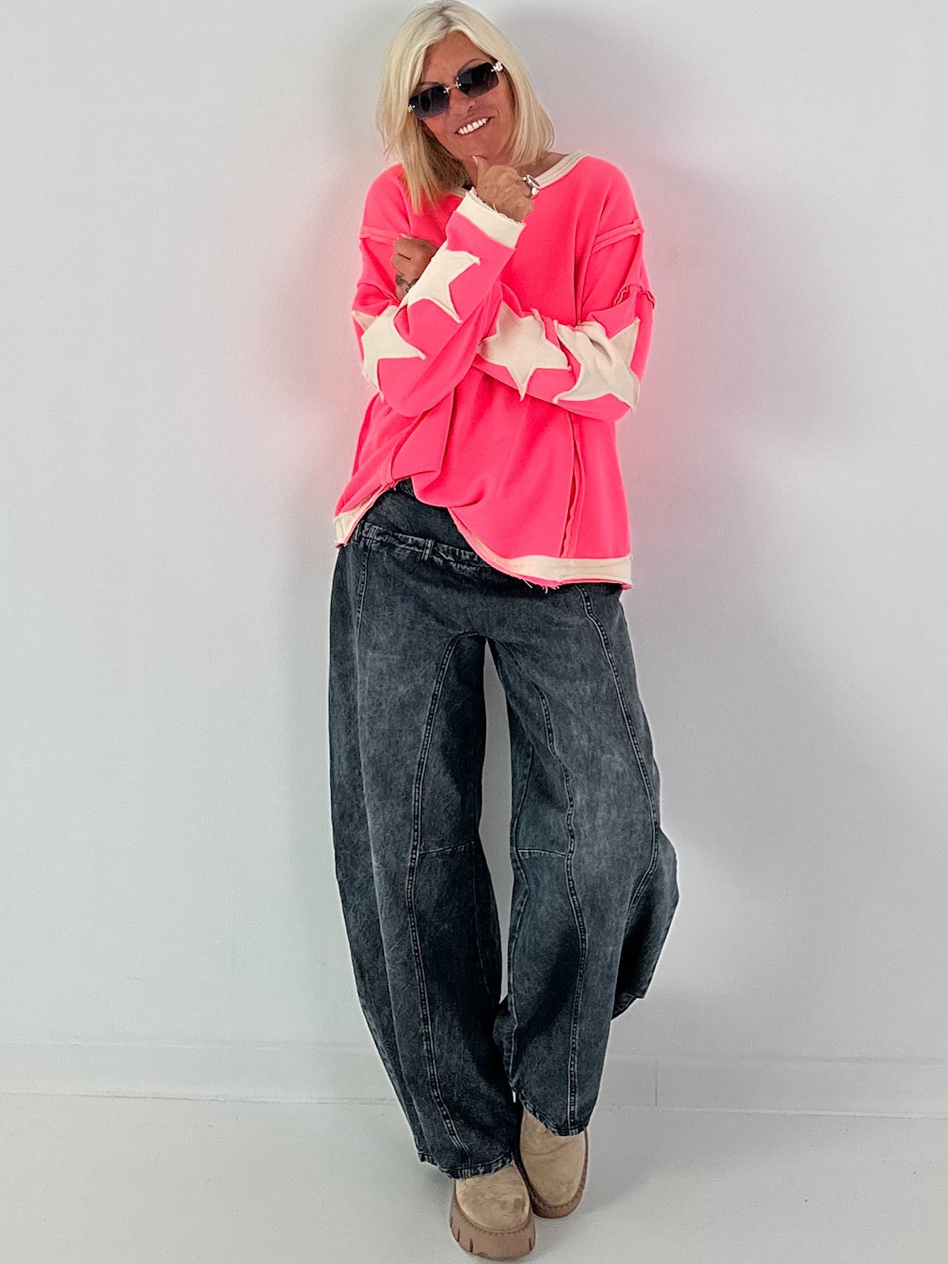 Sweatshirt with trendy star elements - neon pink