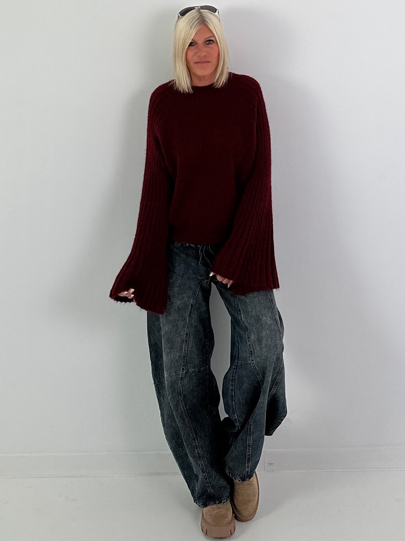 Weicher Pullover mit stylischen Trompetenärmeln - burgunda