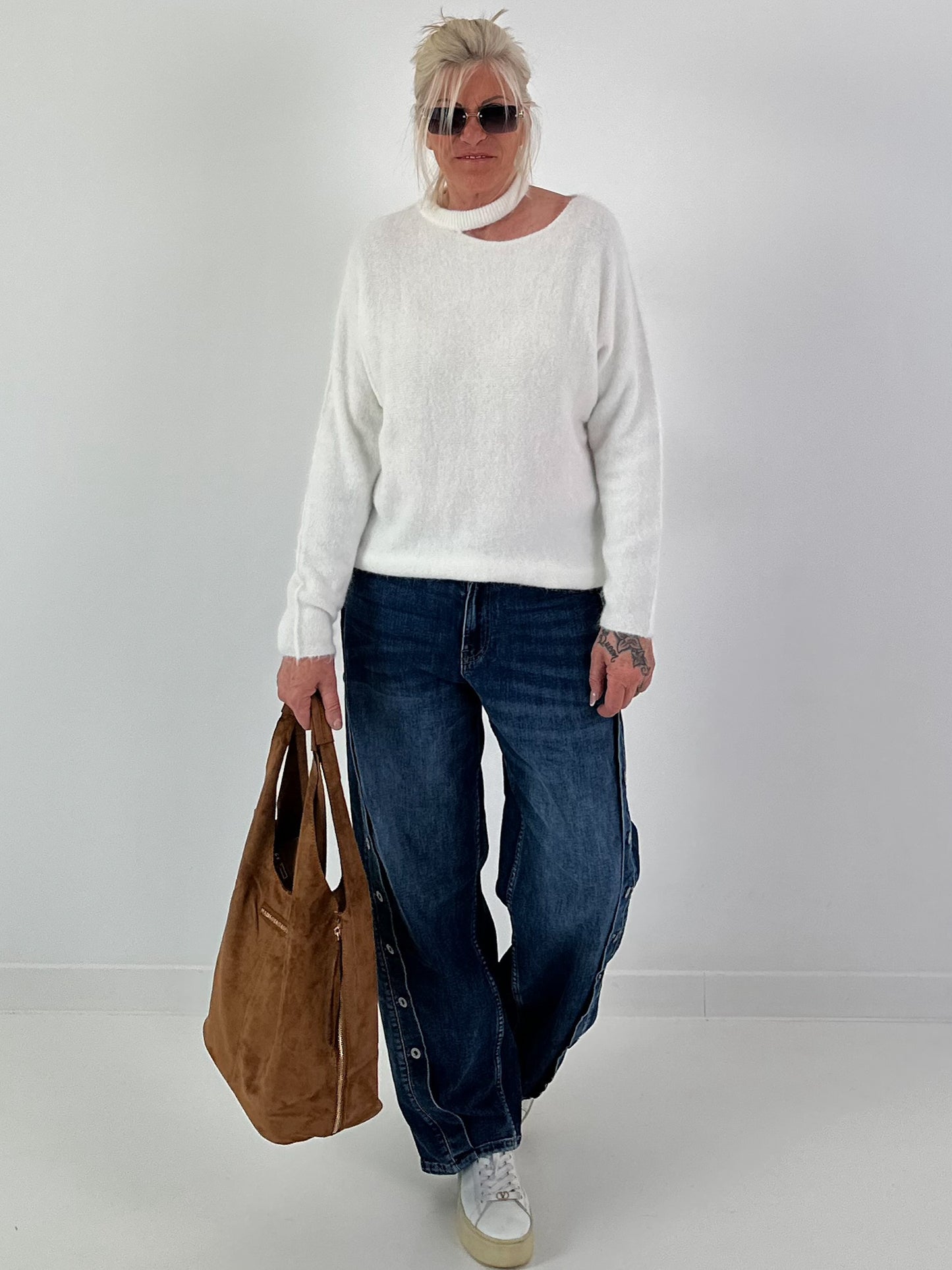 Knit sweater with cut-out - white