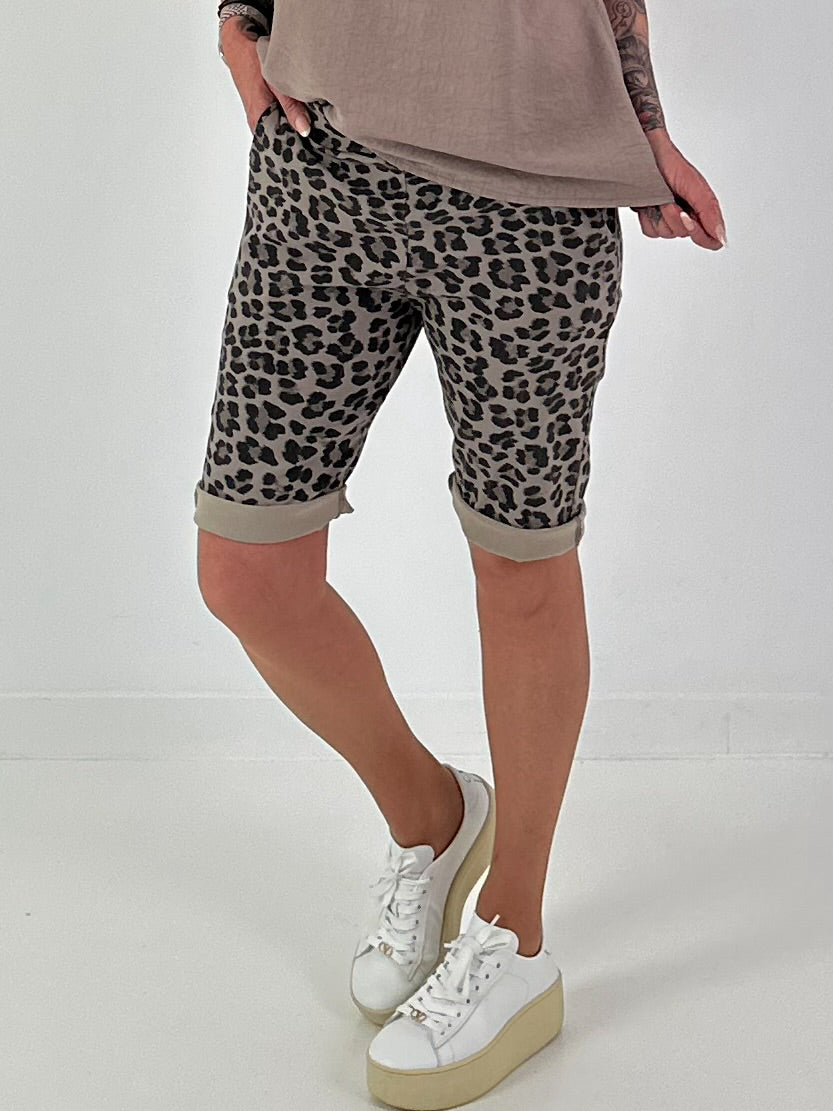 Kurze Hose im Leo Look- taupe
