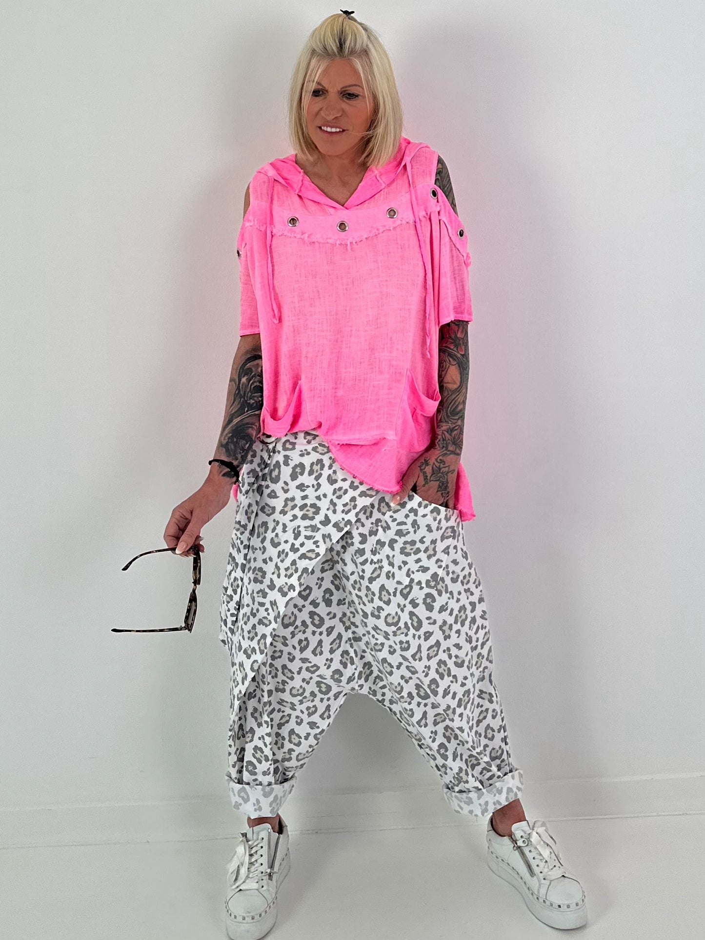 Leinen Shirt mit Ösen und Schulter Cut-Outs - neonpink