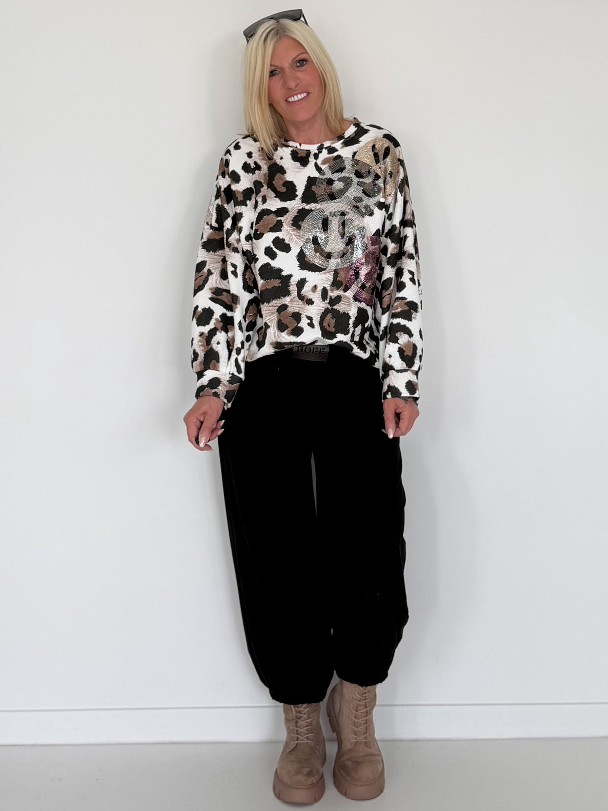 Sweater im Allover-Leo-Print mit Strass- und Glitzer Smileys - weiss-mehrfarbig