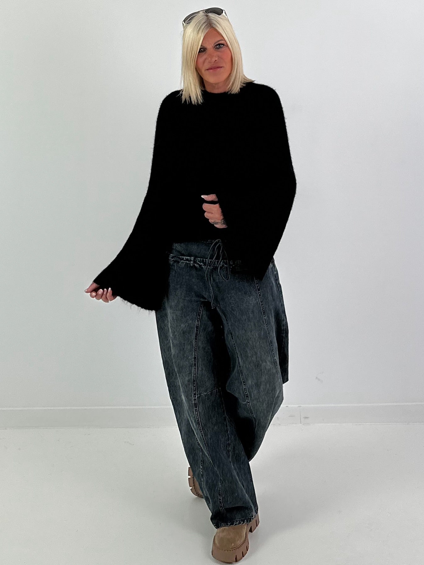 Weicher Pullover mit stylischen Trompetenärmeln - schwarz