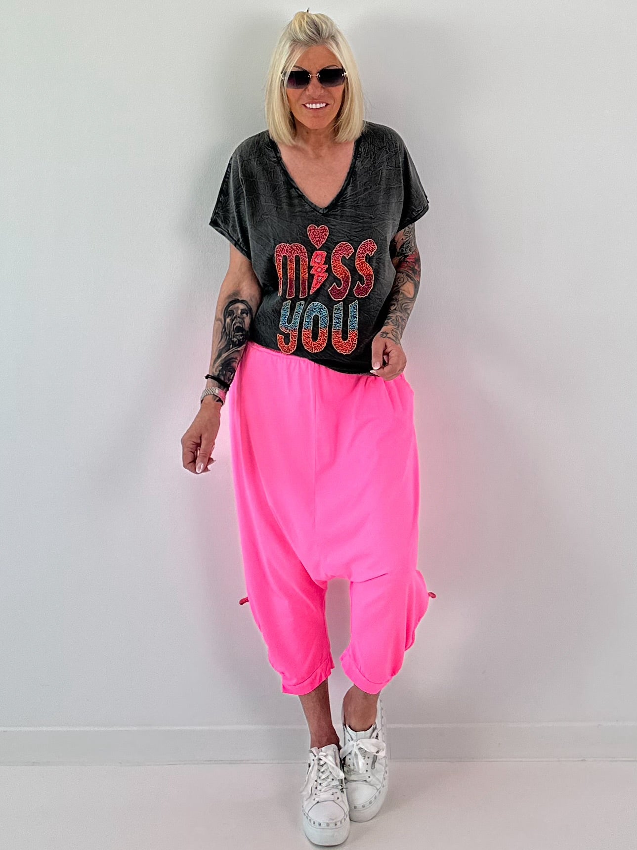 T-shirt met geborduurde pareltekst - antraciet