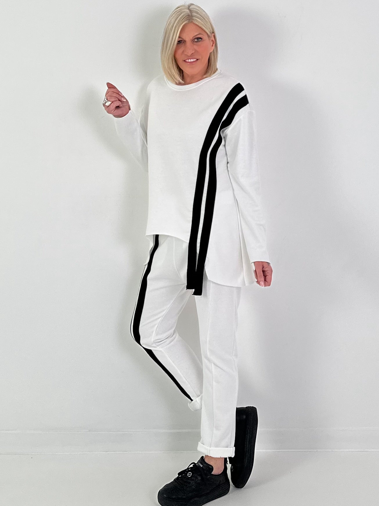 Sweater mit seitlich verlaufenden Streifendetails - weiss