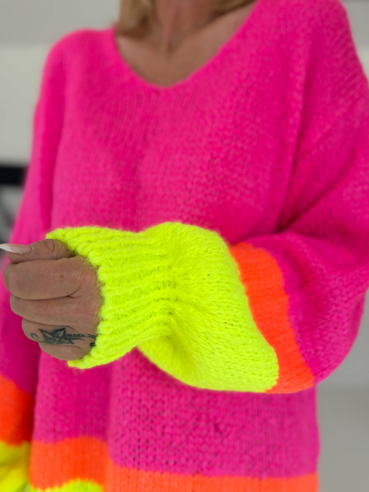 Pullover mit V-Ausschnitt - neonpink-mehrfarbig