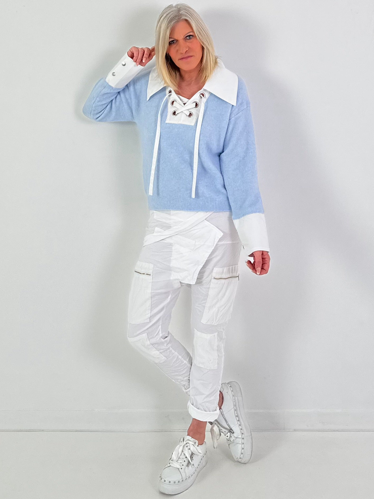 Pullover Modell "Laced Collar" - hellblau