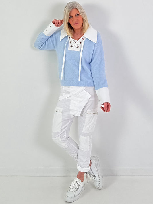 Pullover Modell "Laced Collar" - hellblau