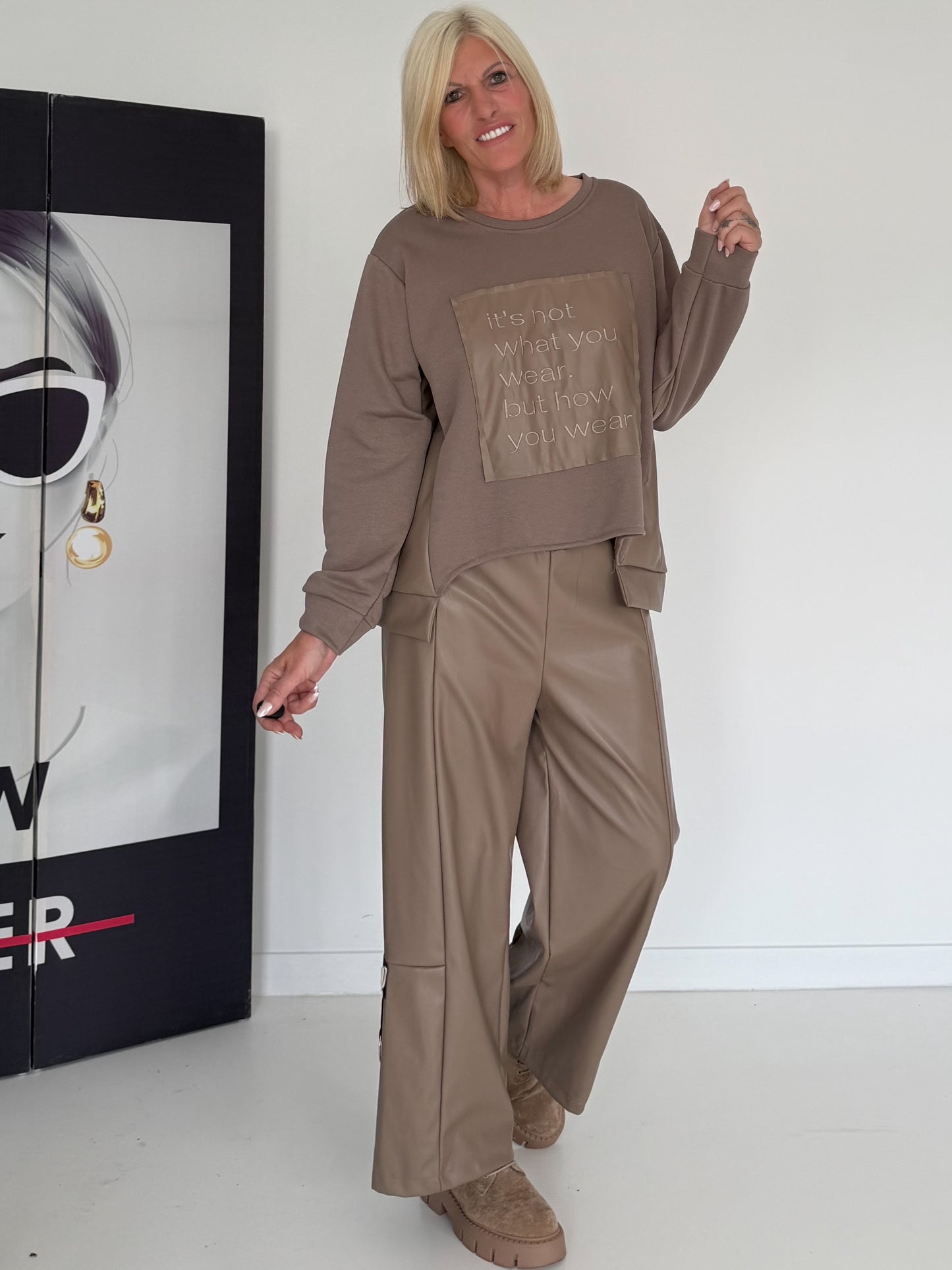 Sweater mit Lederoptik-Elementen - taupe