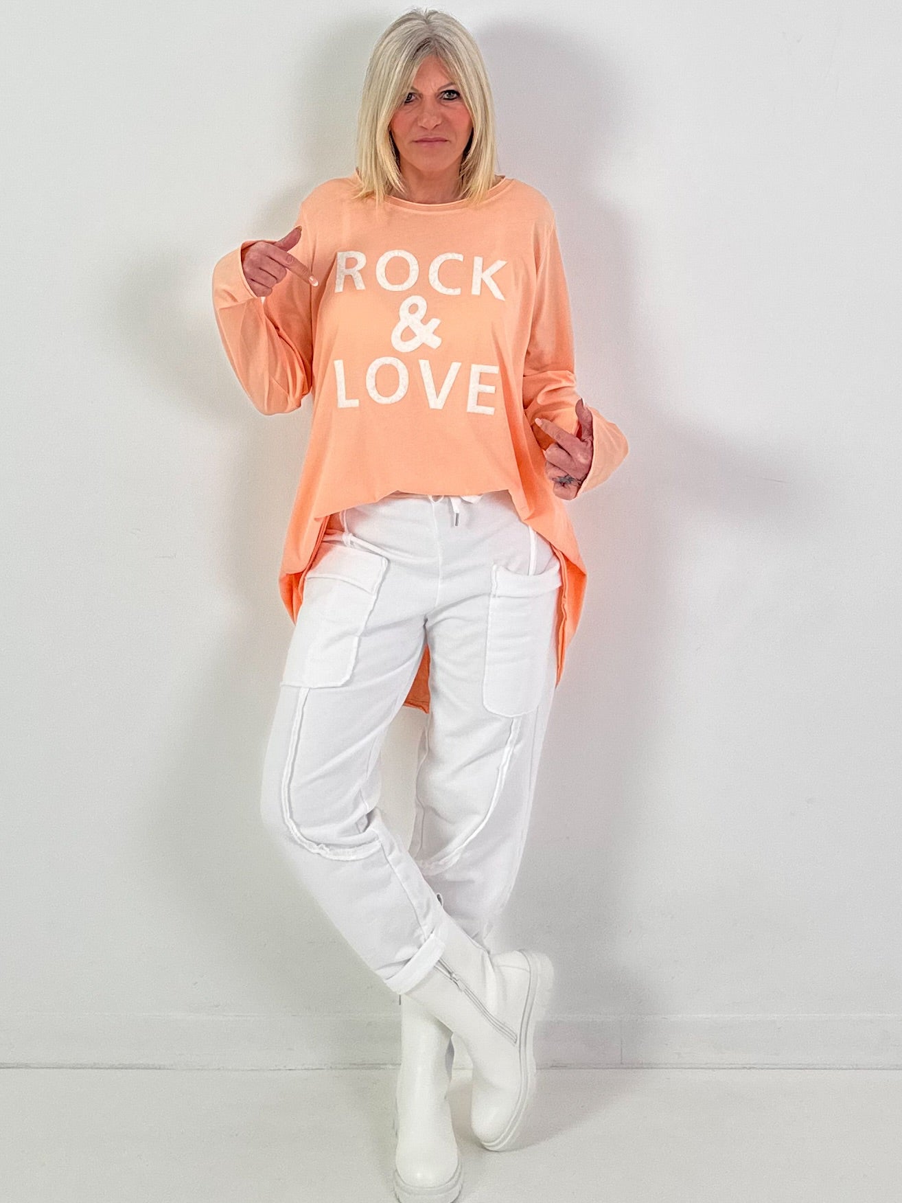 Oversized Shirt Modell "Rock&Love Wave" -apricot