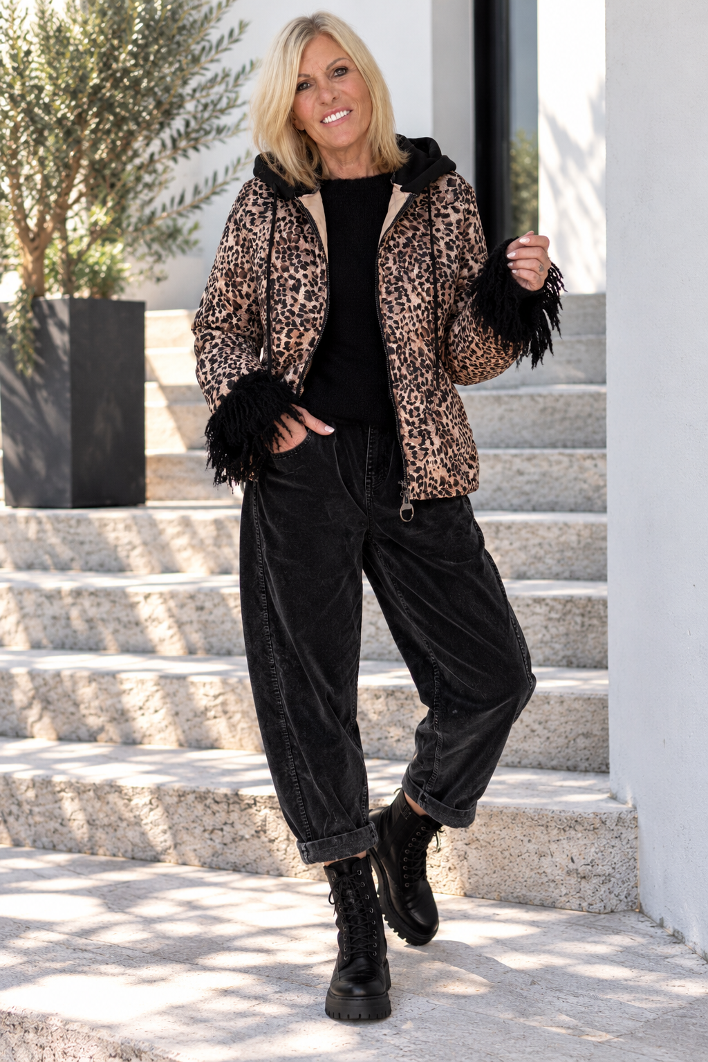 Jacke mit Kapuze im Leo-Look - leo-mehrfarbig