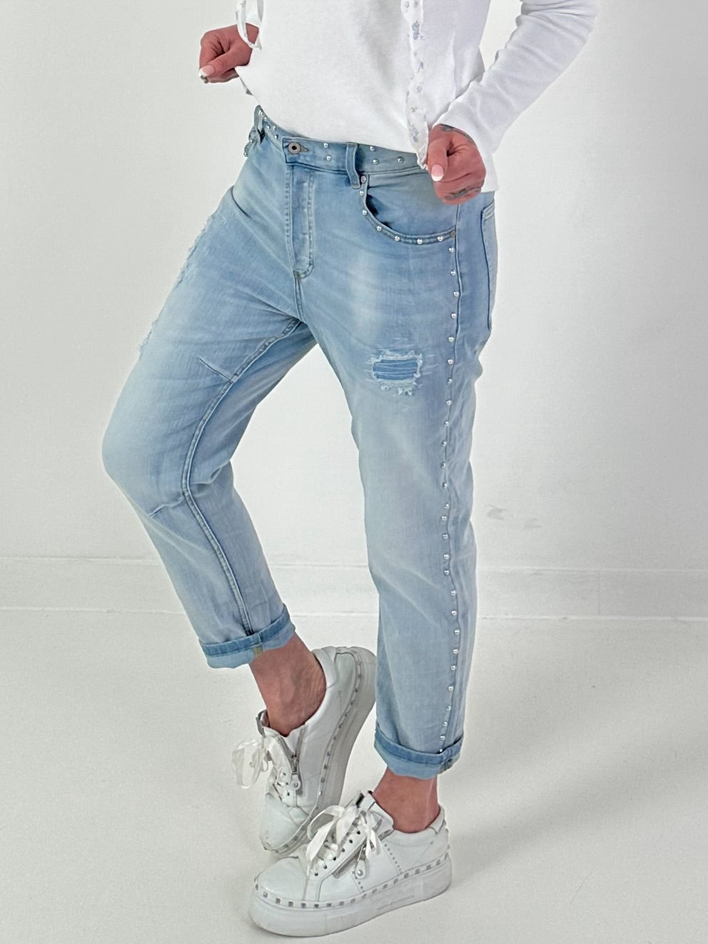 Boyfriend Jeans mit silbernen Nieten - light-denim