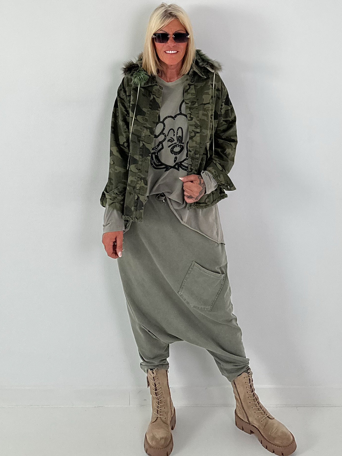 Stylische Jacke mit Fellkragen und großem Rückenpatch - camouflage