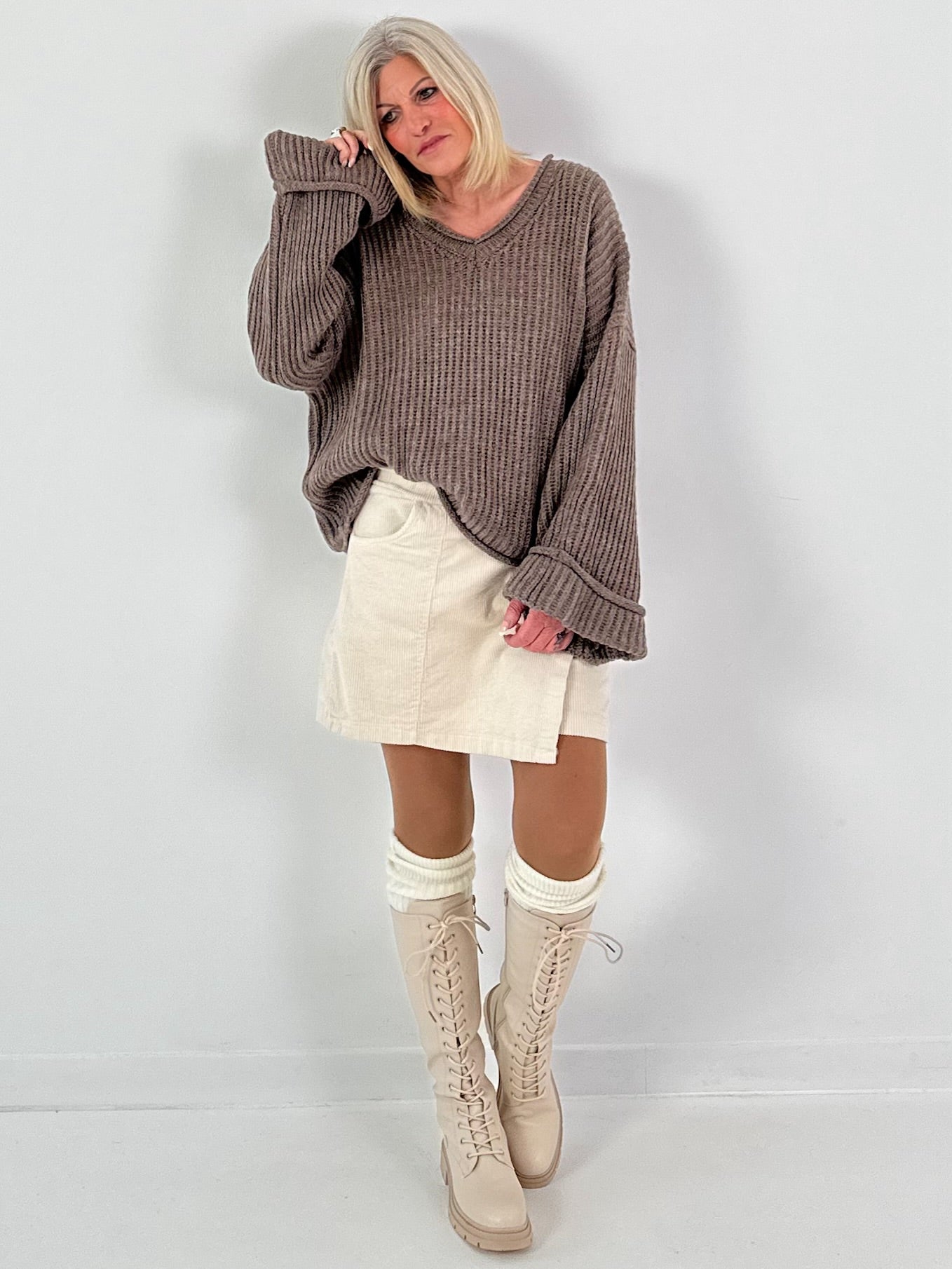 V-hals trui met wijde mouwen, model "Soft Horizon" - taupe