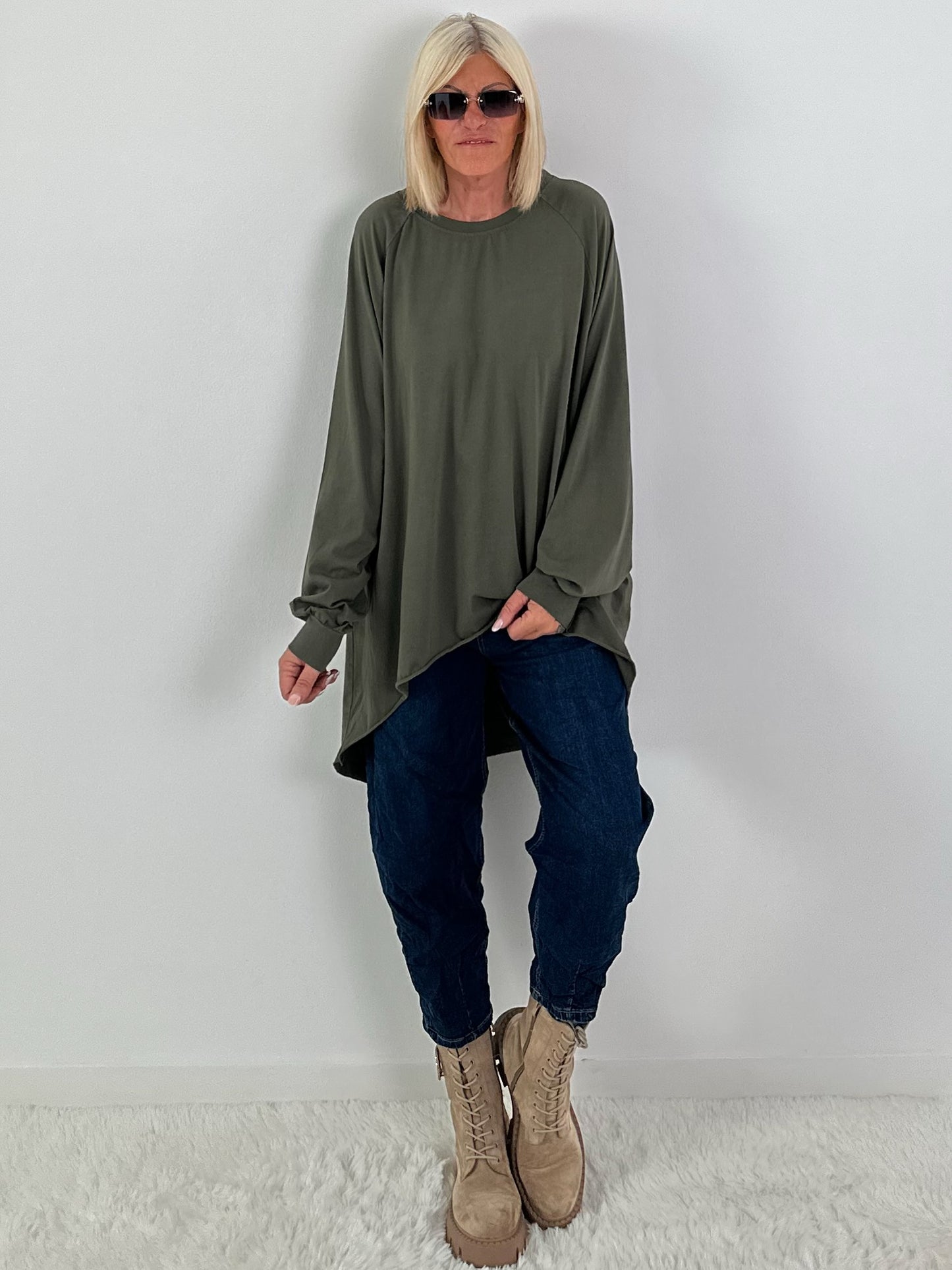 Oversized Shirt mit Statement Spruch auf dem Rücken - oliv