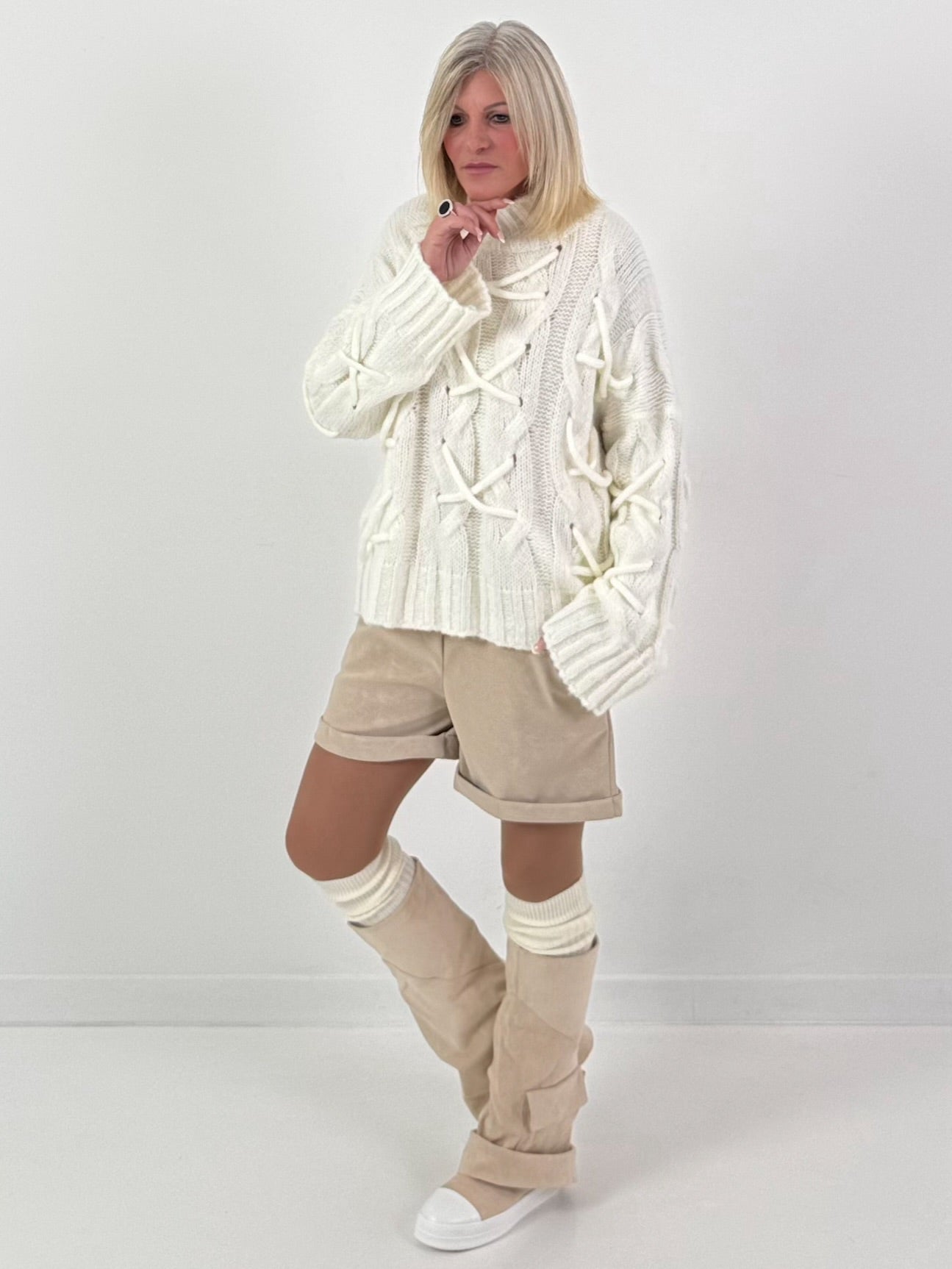 Trui model "Cozy Lace-Up" - ecru